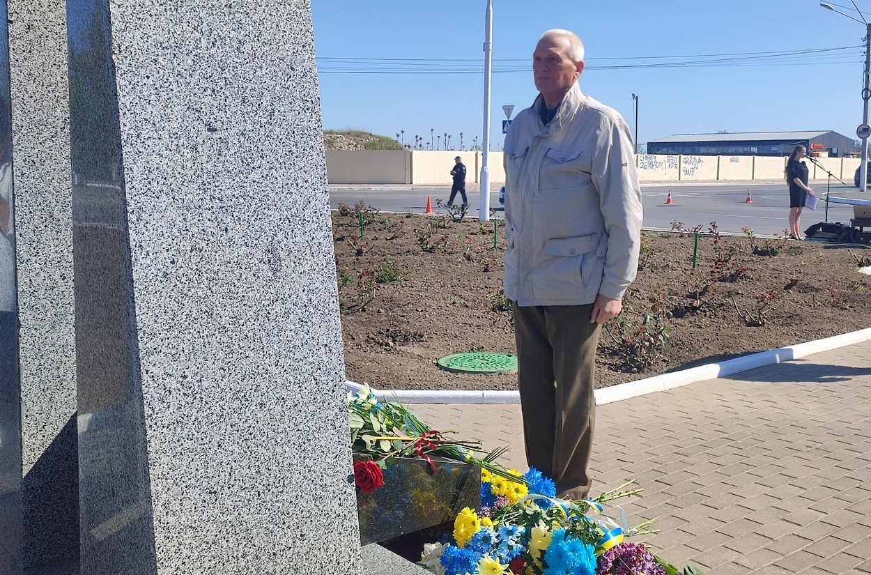 У 40-ві роковини аварії на ЧАЕС в Ізмаїлі поклали квіти до памʼятного знака ліквідаторам