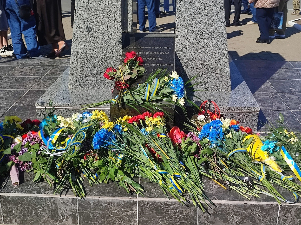 У 40-ві роковини аварії на ЧАЕС в Ізмаїлі поклали квіти до памʼятного знака ліквідаторам