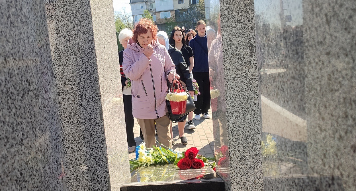 У 40-ві роковини аварії на ЧАЕС в Ізмаїлі поклали квіти до памʼятного знака ліквідаторам