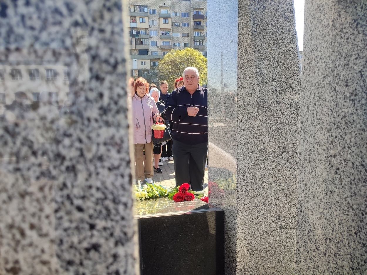 У 40-ві роковини аварії на ЧАЕС в Ізмаїлі поклали квіти до памʼятного знака ліквідаторам