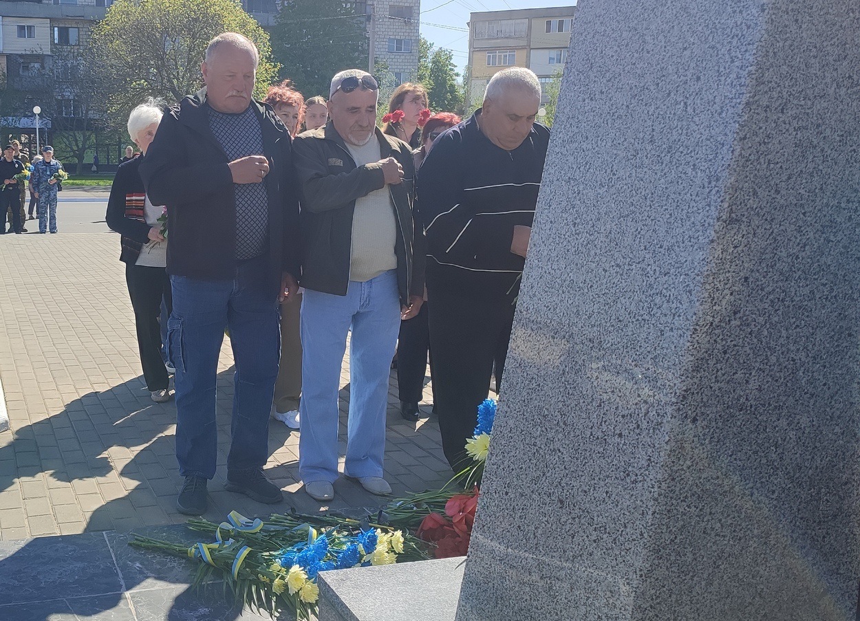 У 40-ві роковини аварії на ЧАЕС в Ізмаїлі поклали квіти до памʼятного знака ліквідаторам