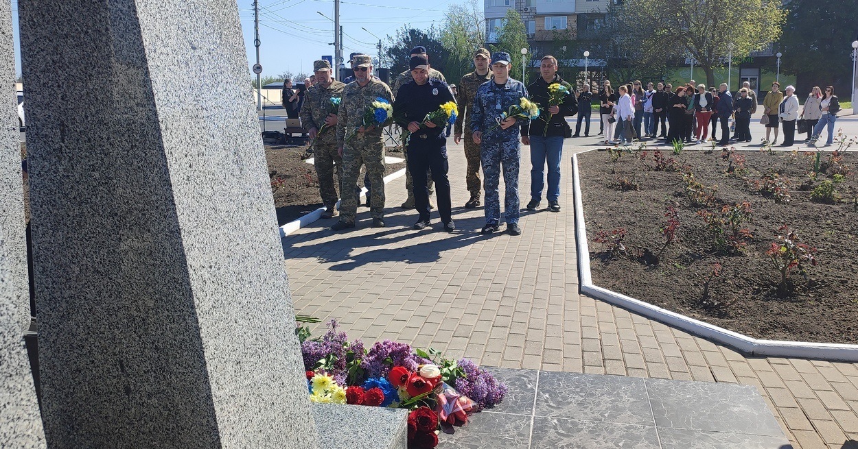 У 40-ві роковини аварії на ЧАЕС в Ізмаїлі поклали квіти до памʼятного знака ліквідаторам