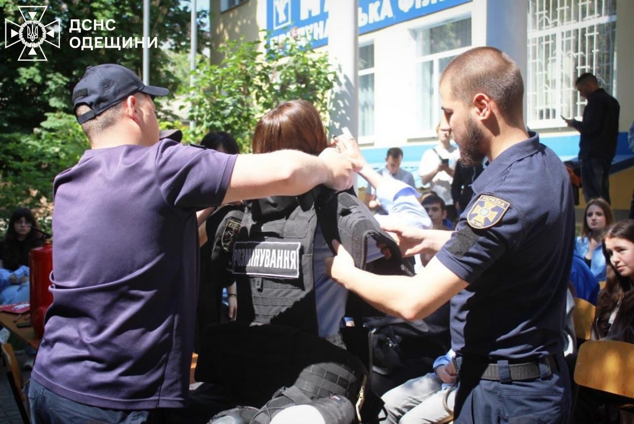 В Ізмаїлі рятувальники поділилися з учнівською молоддю секретами професії
