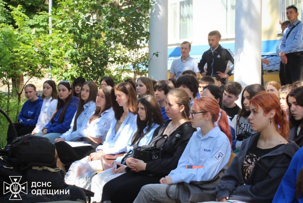В Ізмаїлі рятувальники поділилися з учнівською молоддю секретами професії