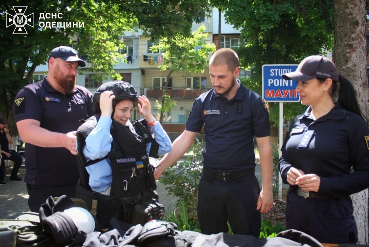 В Ізмаїлі рятувальники поділилися з учнівською молоддю секретами професії