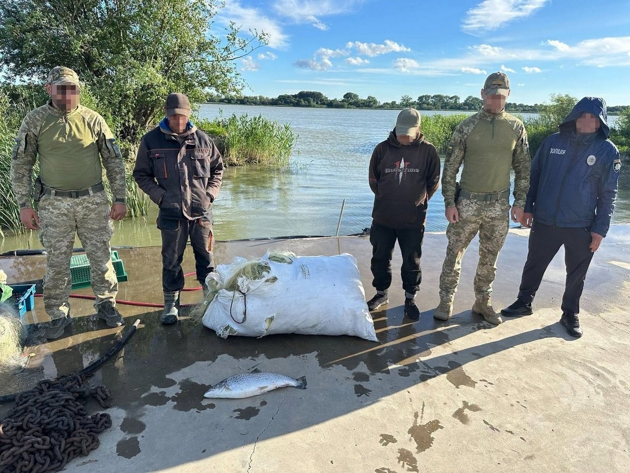 Ізмаїльські прикордонники викрили водійку з севрюгою у багажнику та браконьєрів із лососем