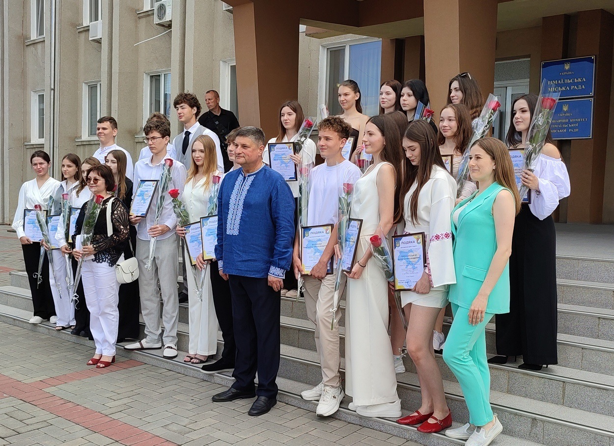 В Ізмаїлі урочисто відзначили найкращих випускників ліцеїв міста