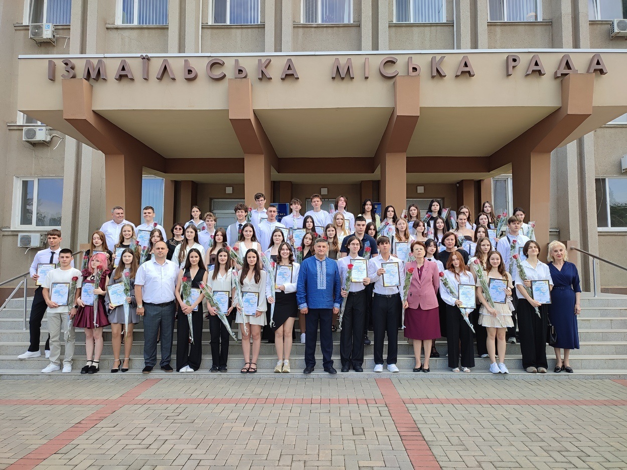 В Ізмаїлі урочисто відзначили найкращих випускників ліцеїв міста
