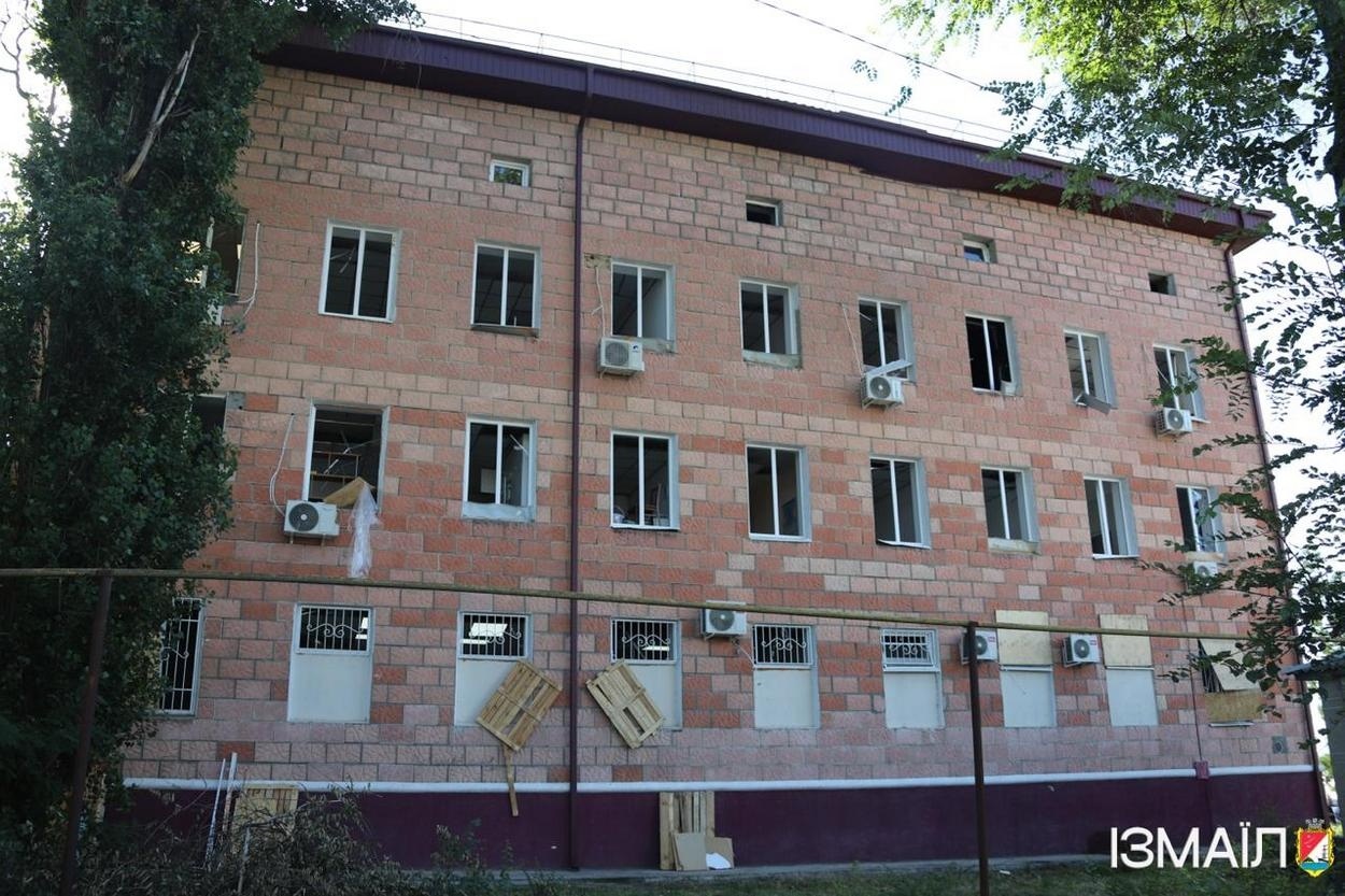 Внаслідок ворожого нальоту шахедів на Ізмаїл постраждала поліклініка Дунайської обласної лікарні
