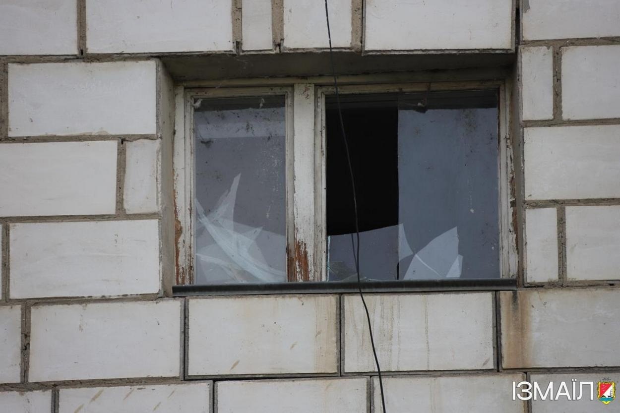 В Ізмаїлі, під час ворожої атаки на місто, в п’ятиповерхівку влучив шахед