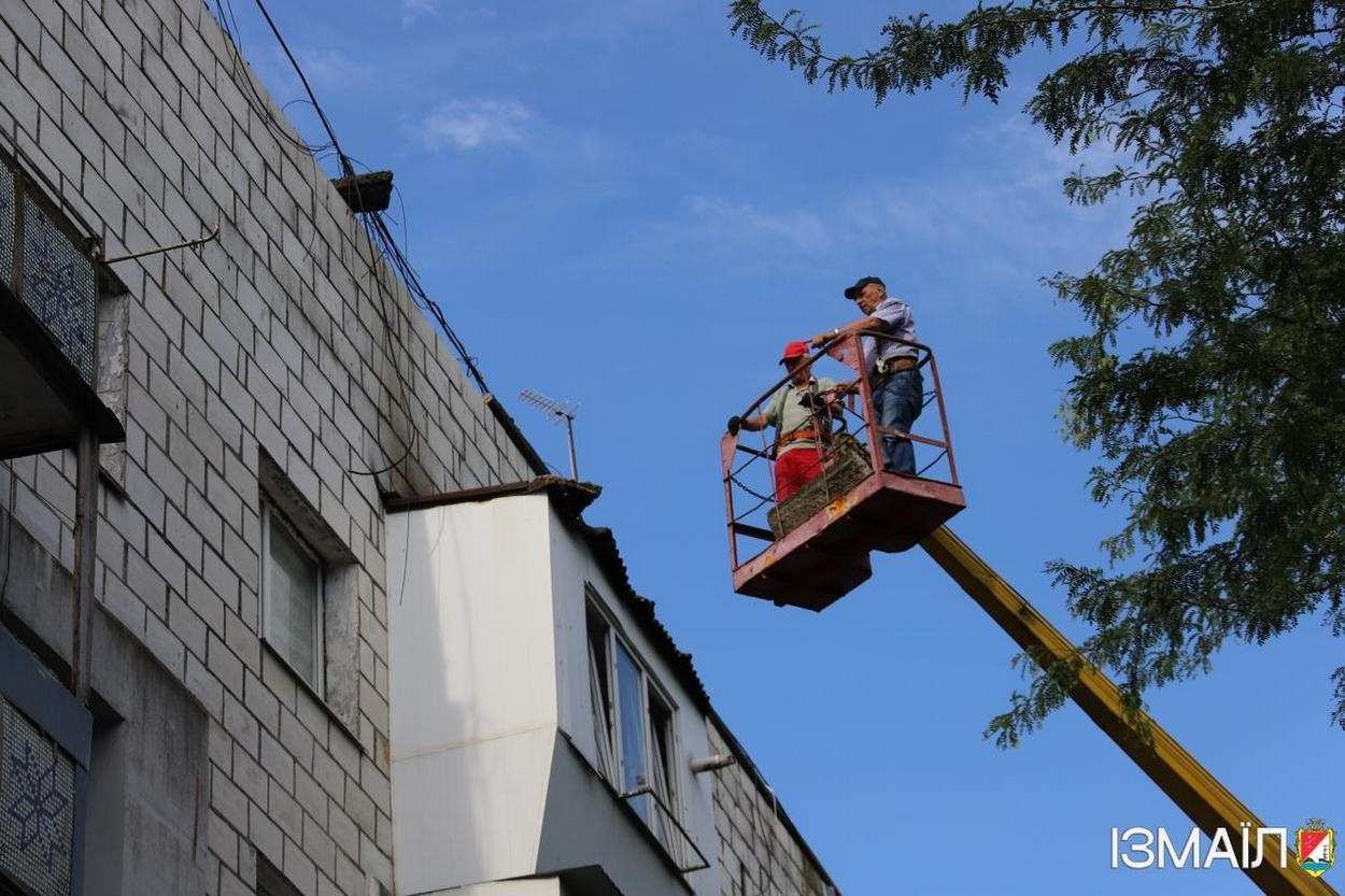 В Ізмаїлі, під час ворожої атаки на місто, в п’ятиповерхівку влучив шахед
