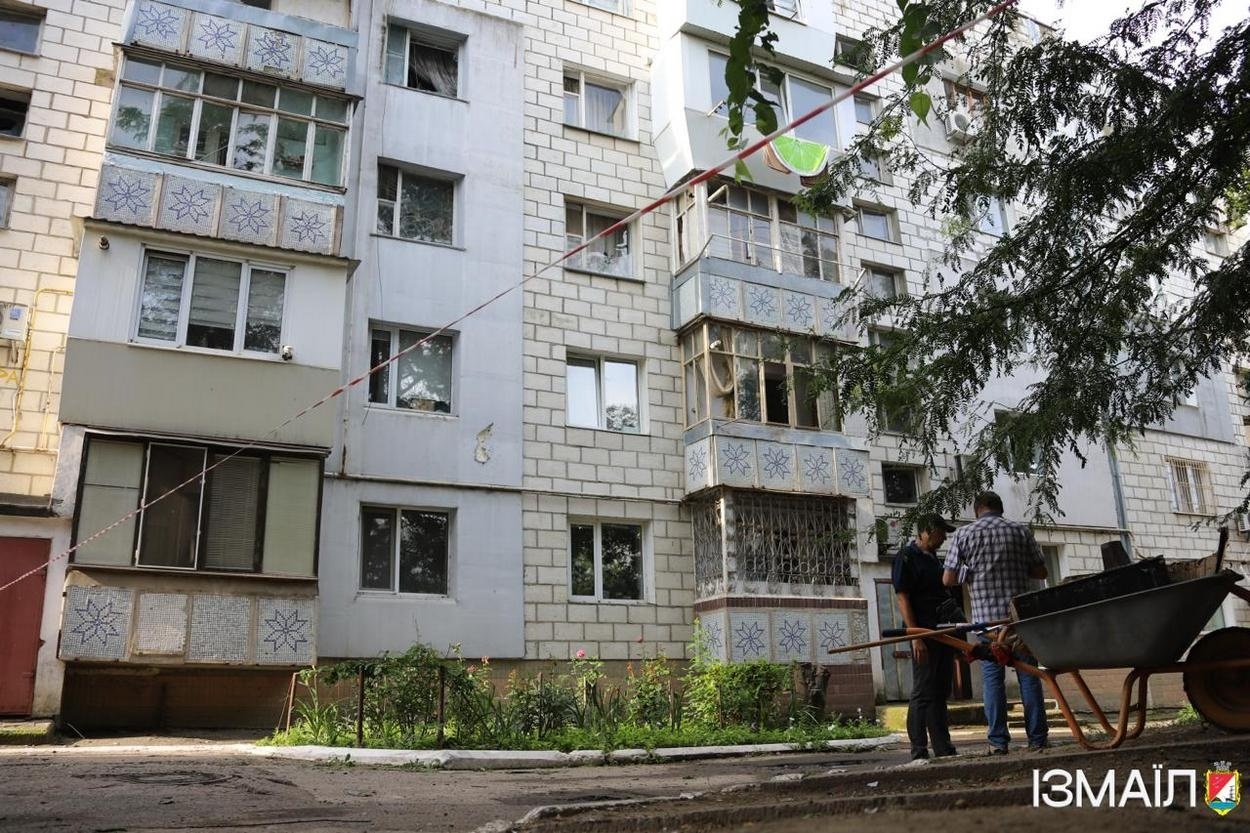 В Ізмаїлі, під час ворожої атаки на місто, в п’ятиповерхівку влучив шахед