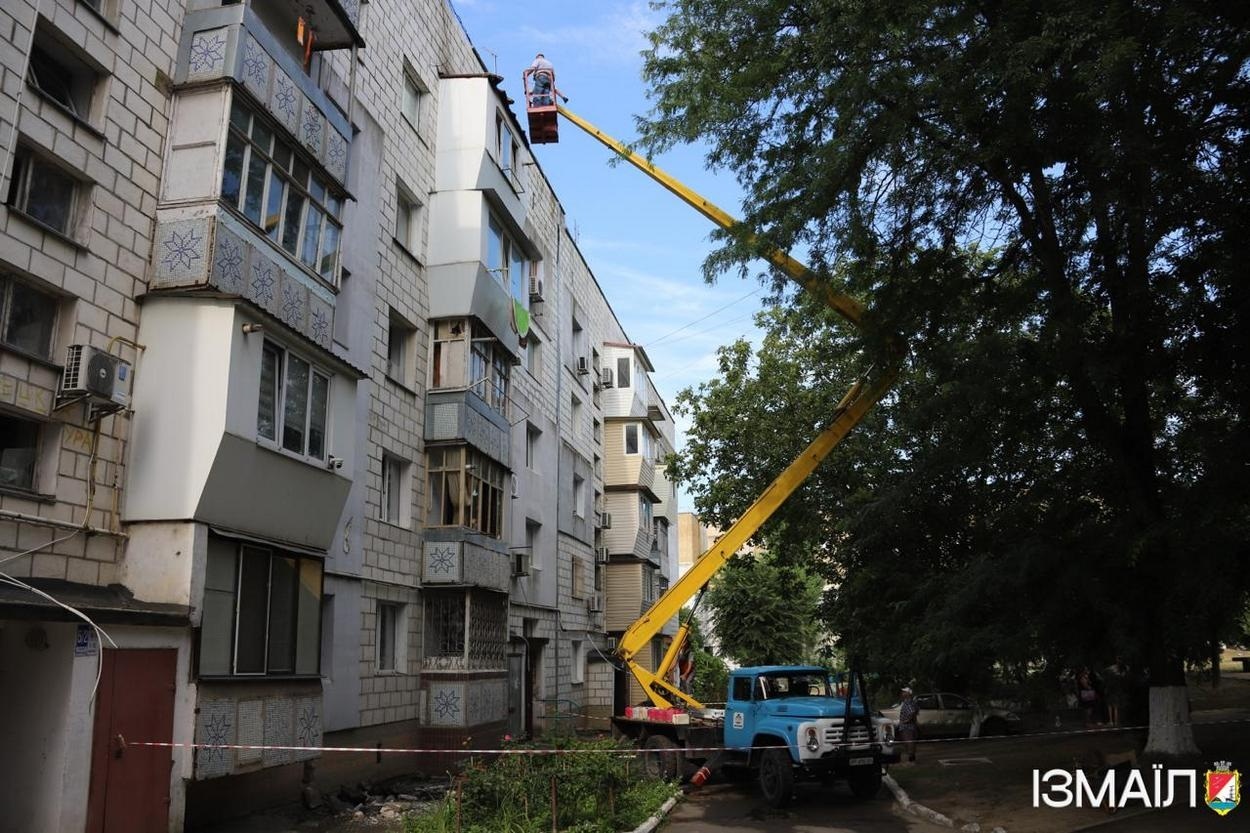 В Ізмаїлі, під час ворожої атаки на місто, в п’ятиповерхівку влучив шахед