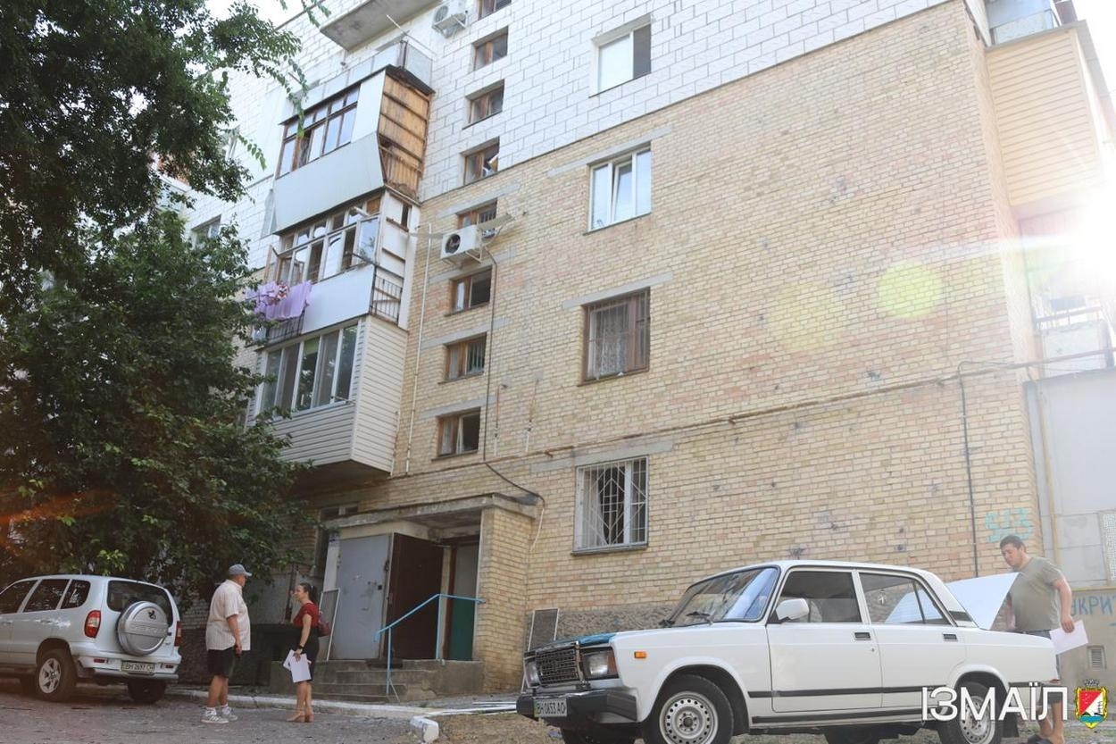 В Ізмаїлі, під час ворожої атаки на місто, в п’ятиповерхівку влучив шахед