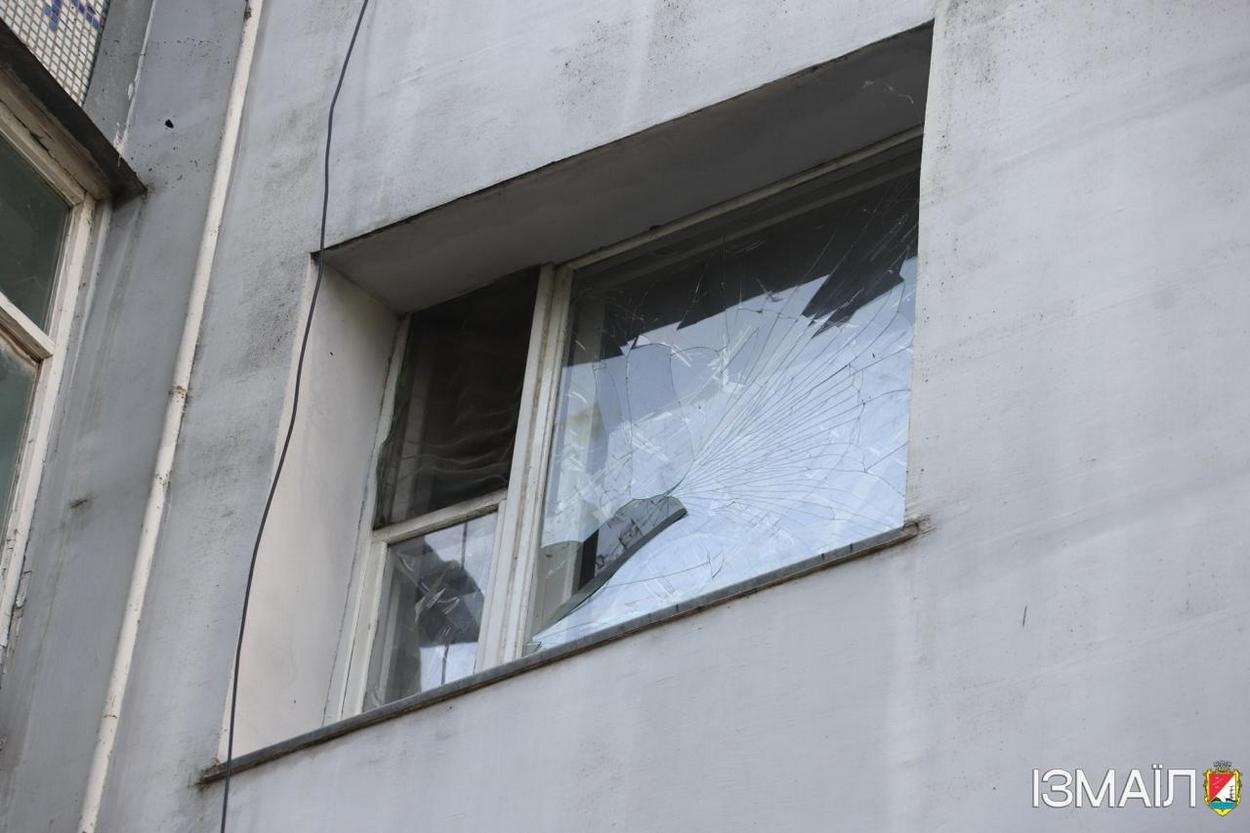 В Ізмаїлі, під час ворожої атаки на місто, в п’ятиповерхівку влучив шахед